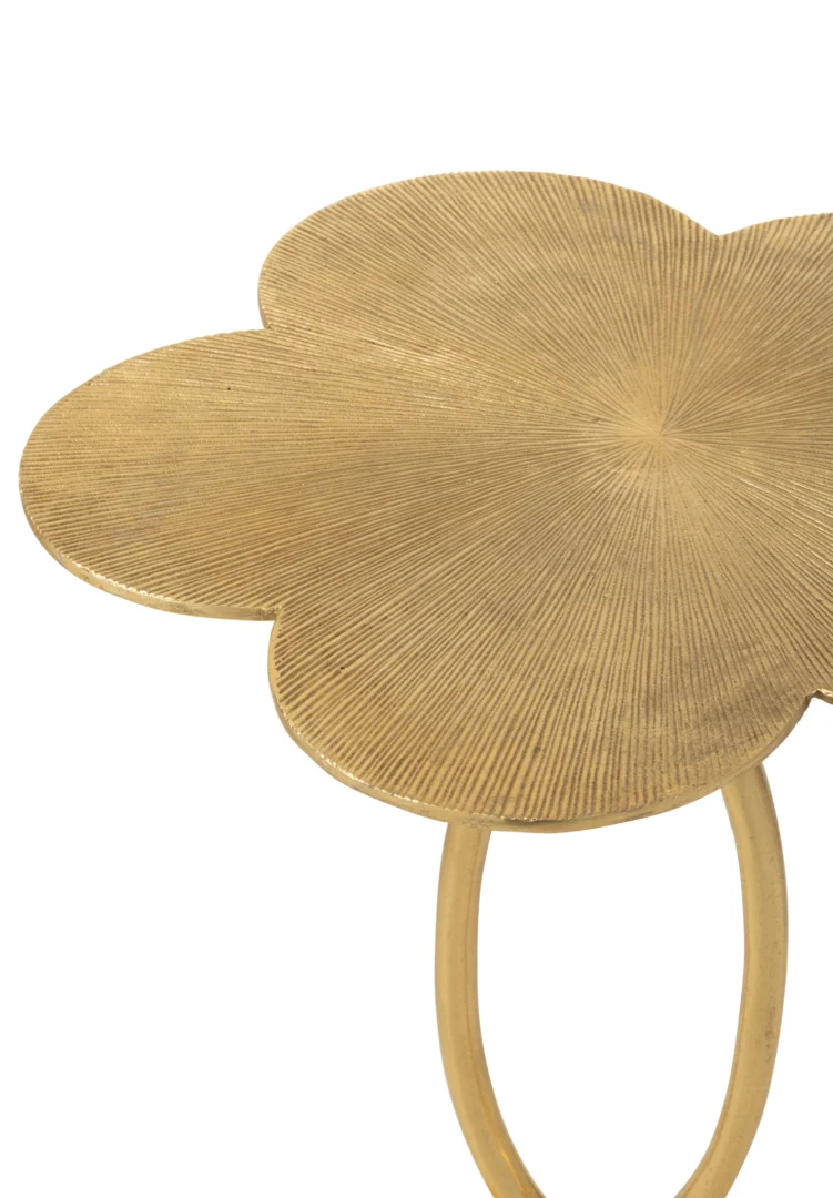 Een close-up van de Bijzettafel Tiana Aluminium Goud, met een goud metallic klavervormig gestructureerd blad en afgeronde poten.