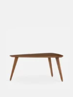 De Salontafel 46 x 42 CM Driehoek is een houten salontafel met drie schuine poten en een onregelmatig gevormd driehoekig blad, tegen een effen witte achtergrond.
