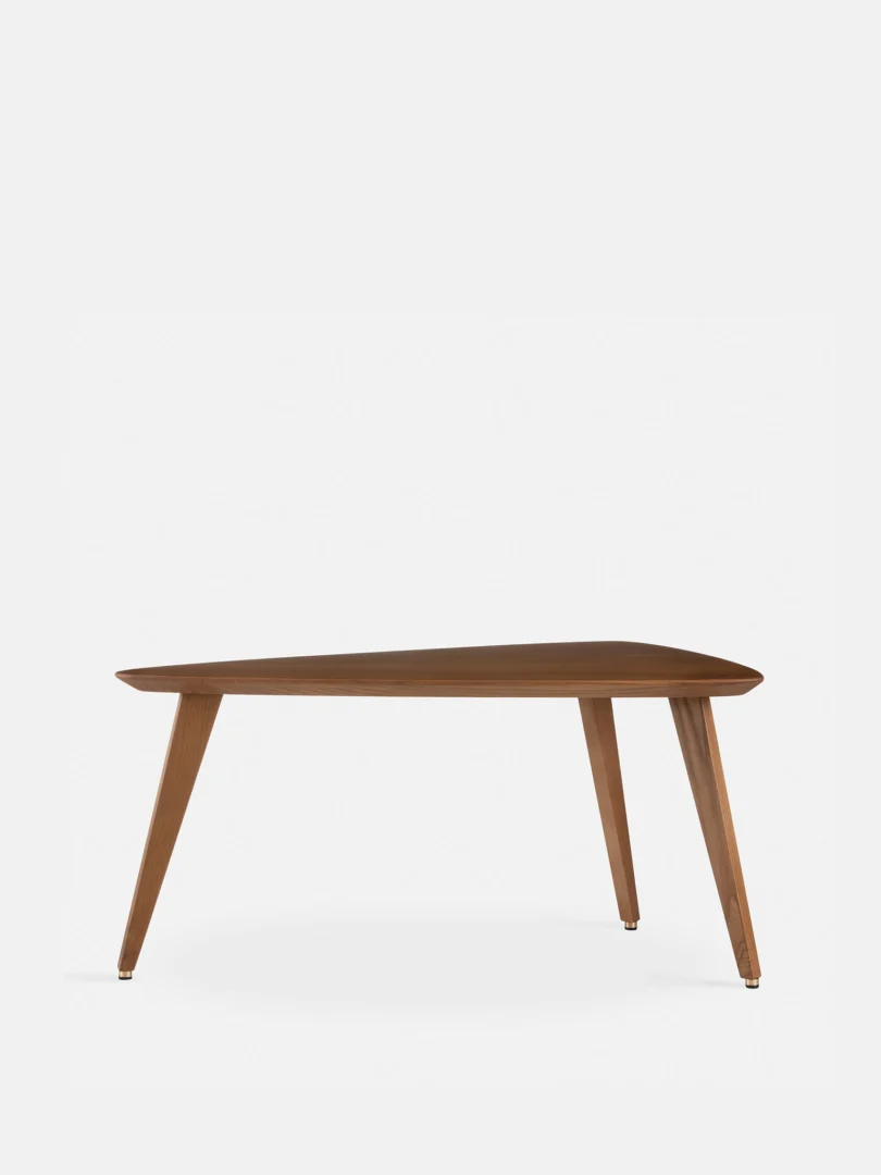 De Salontafel 46 x 42 CM Driehoek is een houten salontafel met drie schuine poten en een onregelmatig gevormd driehoekig blad, tegen een effen witte achtergrond.