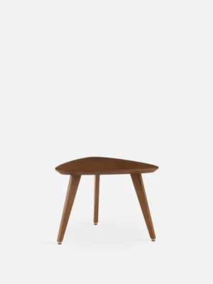 Een compacte, vierkante houten tafel (Salontafel 55 x 38 CM Vierkant) met stevige poten, tegen een effen witte achtergrond.