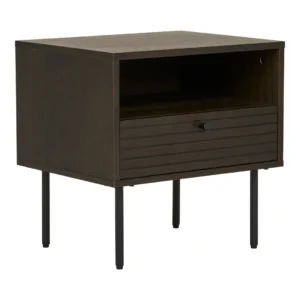 De Kyoto Bijzettafel is een donkerbruin houten nachtkastje met een open schap, een enkele lade met een horizontaal groefontwerp en vier slanke zwart metalen poten.