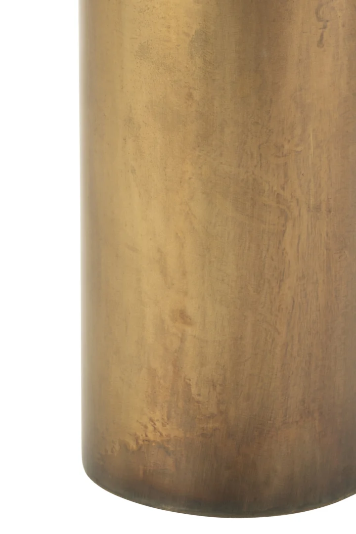 Close-up van de Bijzettafel Zwart, Brons (51 x 51 CM), met een mat, geborsteld bronzen oppervlak met zichtbare nerfpatronen, licht afgerond aan de onderkant. De tafel is gemaakt van vierkant ijzer.