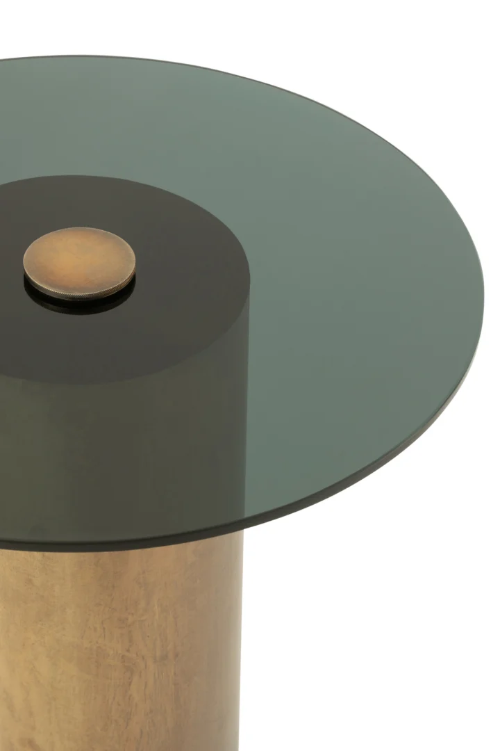 De Bijzettafel Zwart, Brons (51 x 51 cm) heeft een modern rond ontwerp met een donker getint glazen blad, een cilindrische messing voet en een centraal rond messing accent. Gemaakt van stevig vierkant ijzer.