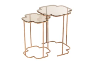 De Bijzettafel Koper 46 x 61 CM Metaal set bestaat uit twee bijzettafels met bronskleurige metalen frames en gebloemde glazen bladen, elk op een andere hoogte, ontworpen om naadloos bij elkaar te passen met bijpassende frames en oppervlakken.