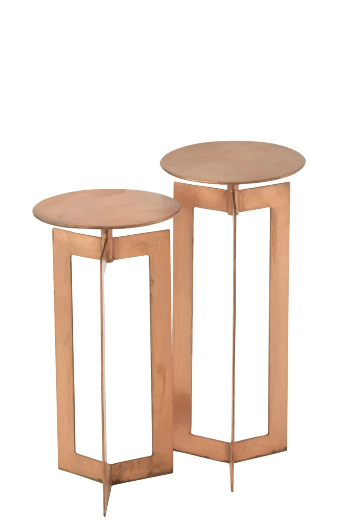 De Bijzettafel Zwart, Koper 30 x 30 CM Ijzer bestaat uit twee ronde, metalen bijzettafels met roségouden afwerking, platte bladen en open geometrische onderstellen. De ene is iets hoger en ze zijn samen gestyled voor een moderne look.