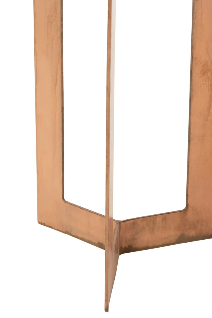 Close-up van de Bijzettafel Zwart, Koper 30 x 30 CM Ijzer die de hoek laat zien waar twee platte, met koper afgewerkte ijzeren panelen elkaar in een rechte hoek ontmoeten, elk met een gleuf, en zo een kruisvormige draagstructuur vormen.