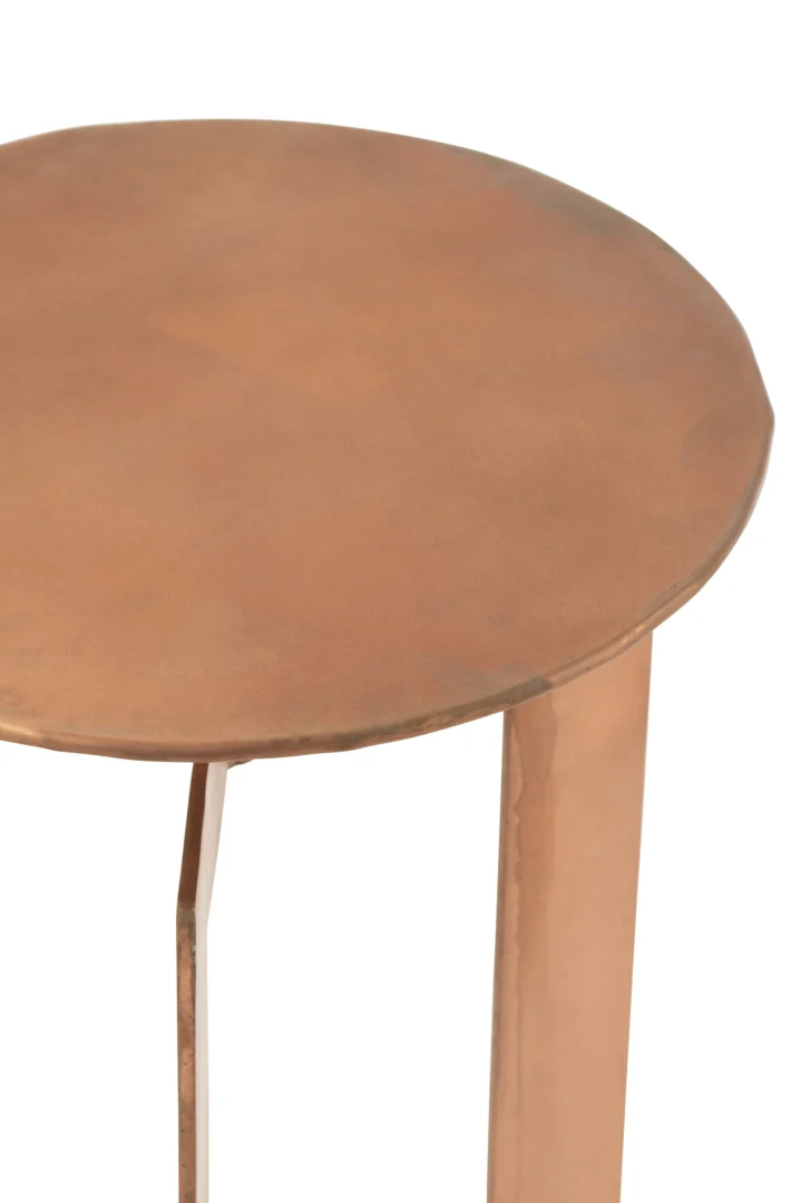Een close-up van de Bijzettafel Zwart, Koper 30 x 30 CM Ijzer-een ronde, koperkleurige metalen tafel met drie poten, met een glad, reflecterend oppervlak en een minimalistisch ontwerp.
