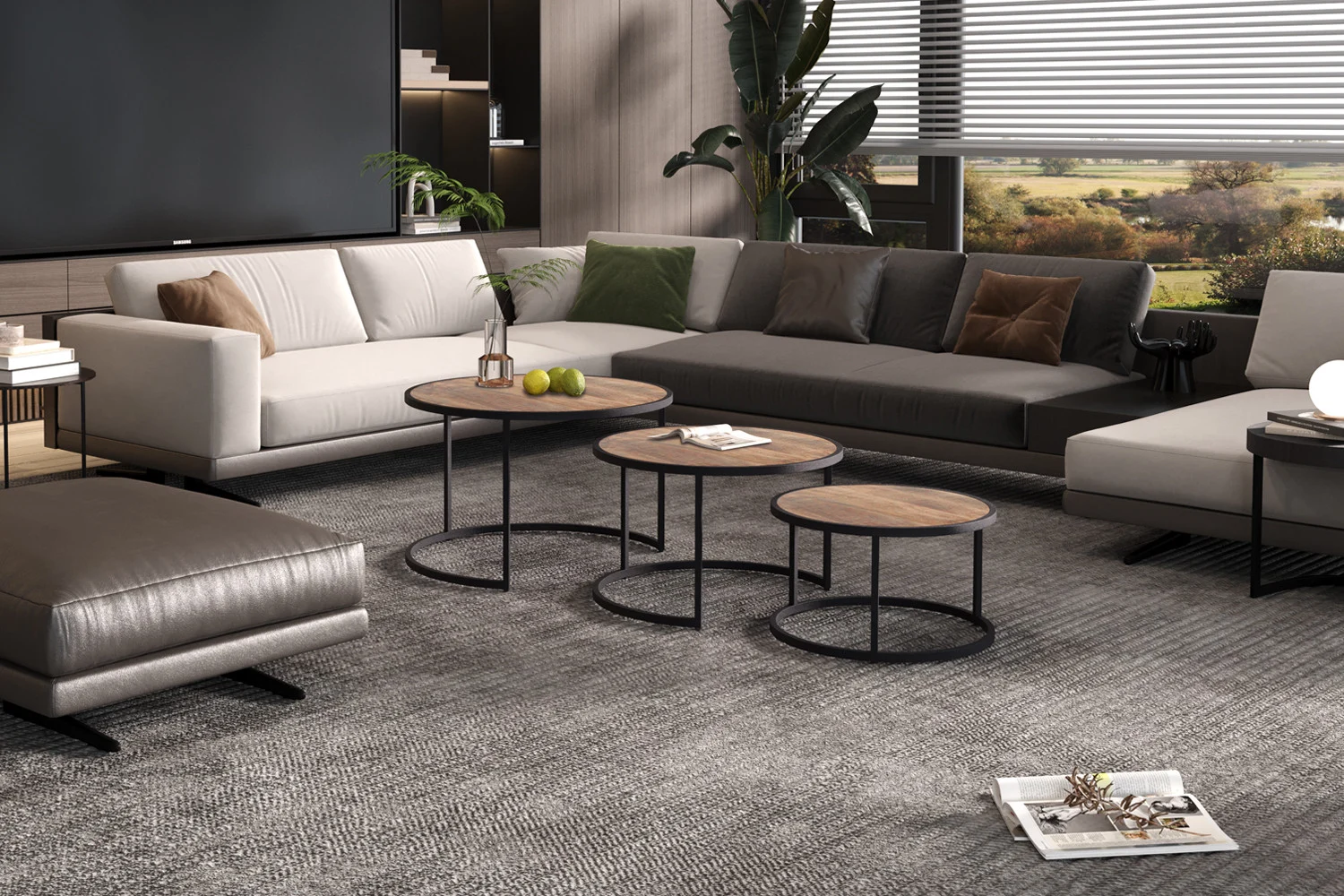 Moderne woonkamer met twee slaapbanken, groene en bruine kussens, een groot raam met luxaflex, een potplant en uitzicht op het gras. De Salontafel Mangohout Klassiek staat in het midden, terwijl een dienblad met boeken op de vloer rust.