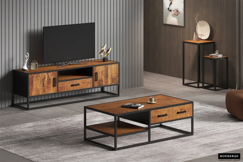 Een moderne woonkamer is voorzien van houten en zwart metalen meubels, waaronder een tv-meubel, salontafel en de 'Madeira' 2-delige mangohouten bijzettafel op een grijs vloerkleed. Neutrale muren, abstracte decoraties en een aan de muur gemonteerde tv maken de stijlvolle ruimte compleet.