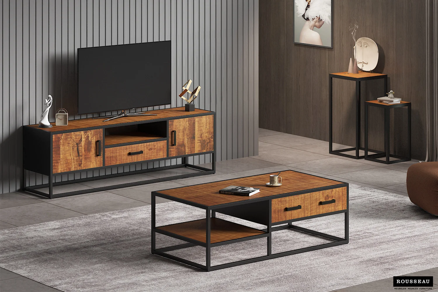 Een moderne woonkamer is voorzien van houten en zwart metalen meubels, waaronder een tv-meubel, salontafel en de 'Madeira' 2-delige mangohouten bijzettafel op een grijs vloerkleed. Neutrale muren, abstracte decoraties en een aan de muur gemonteerde tv maken de stijlvolle ruimte compleet.