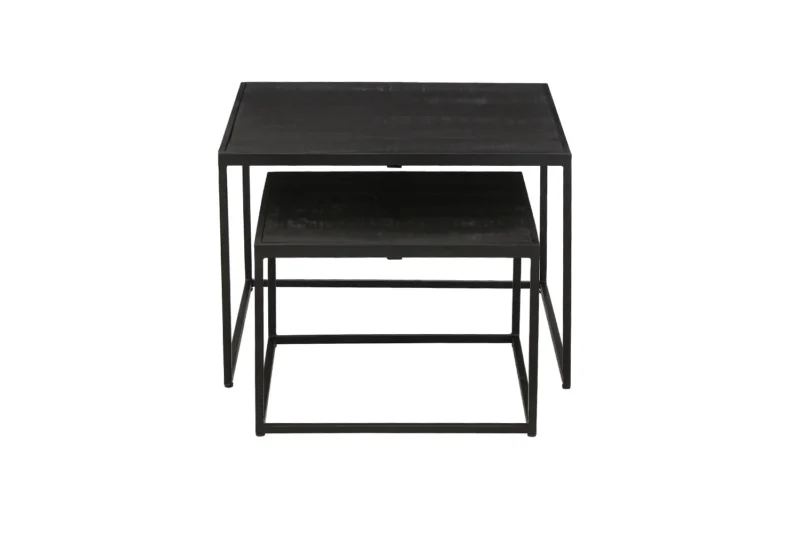Salontafel Zwart Mangohout Compact bestaat uit twee zwarte vierkante nesttafels met slanke metalen frames; de kleinere tafel is gedeeltelijk onder de grotere tafel geplaatst, beide op een effen witte achtergrond.