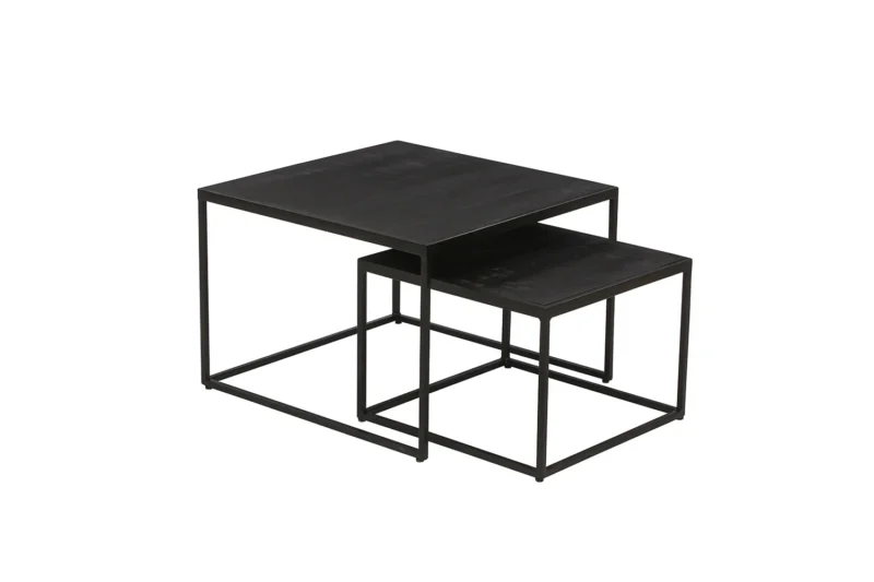 De Salontafel Zwart Mangohout Compact is een set van twee zwarte, minimalistische nesttafels met vierkante bladen en open metalen frames. De kleinere tafel schuift gedeeltelijk onder de grotere voor een veelzijdige, ruimtebesparende stijl.
