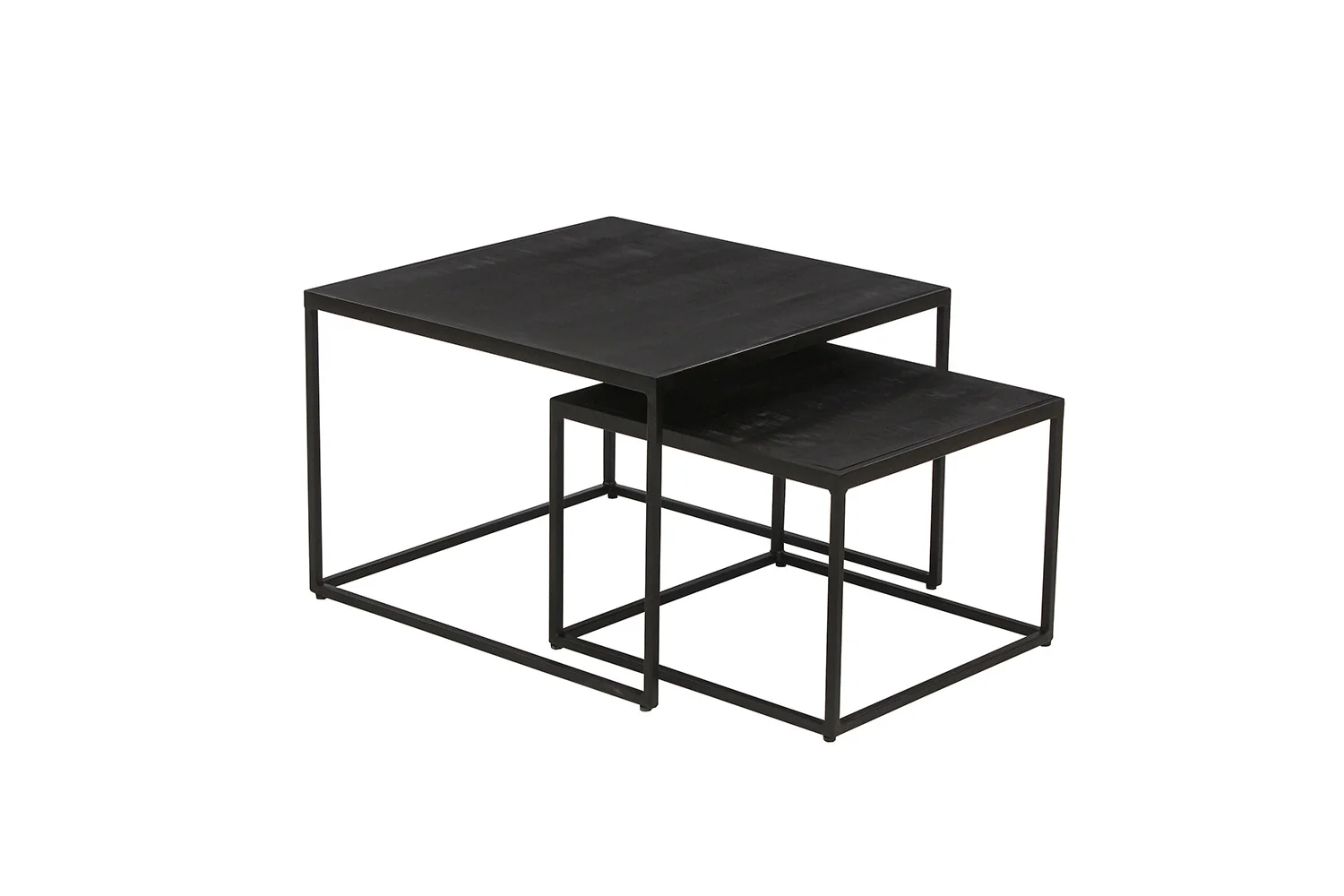 De Salontafel Zwart Mangohout Compact is een set van twee zwarte, minimalistische nesttafels met vierkante bladen en open metalen frames. De kleinere tafel schuift gedeeltelijk onder de grotere voor een veelzijdige, ruimtebesparende stijl.