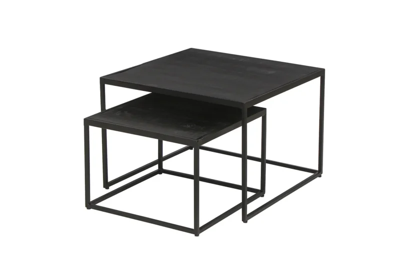 De Salontafel Zwart Mangohout Compact bestaat uit twee zwarte nesttafels met vierkante bladen en open metalen frames. De kleinere tafel past onder de grotere en creëert een moderne, ruimtebesparende oplossing voor je huis.