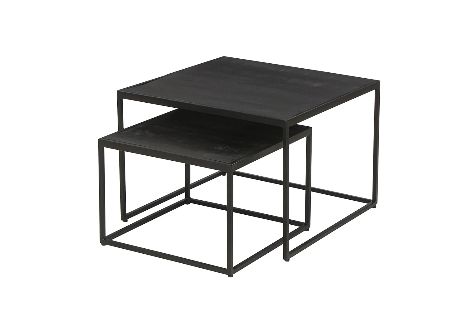 De Salontafel Zwart Mangohout Compact bestaat uit twee zwarte nesttafels met vierkante bladen en open metalen frames. De kleinere tafel past onder de grotere en creëert een moderne, ruimtebesparende oplossing voor je huis.