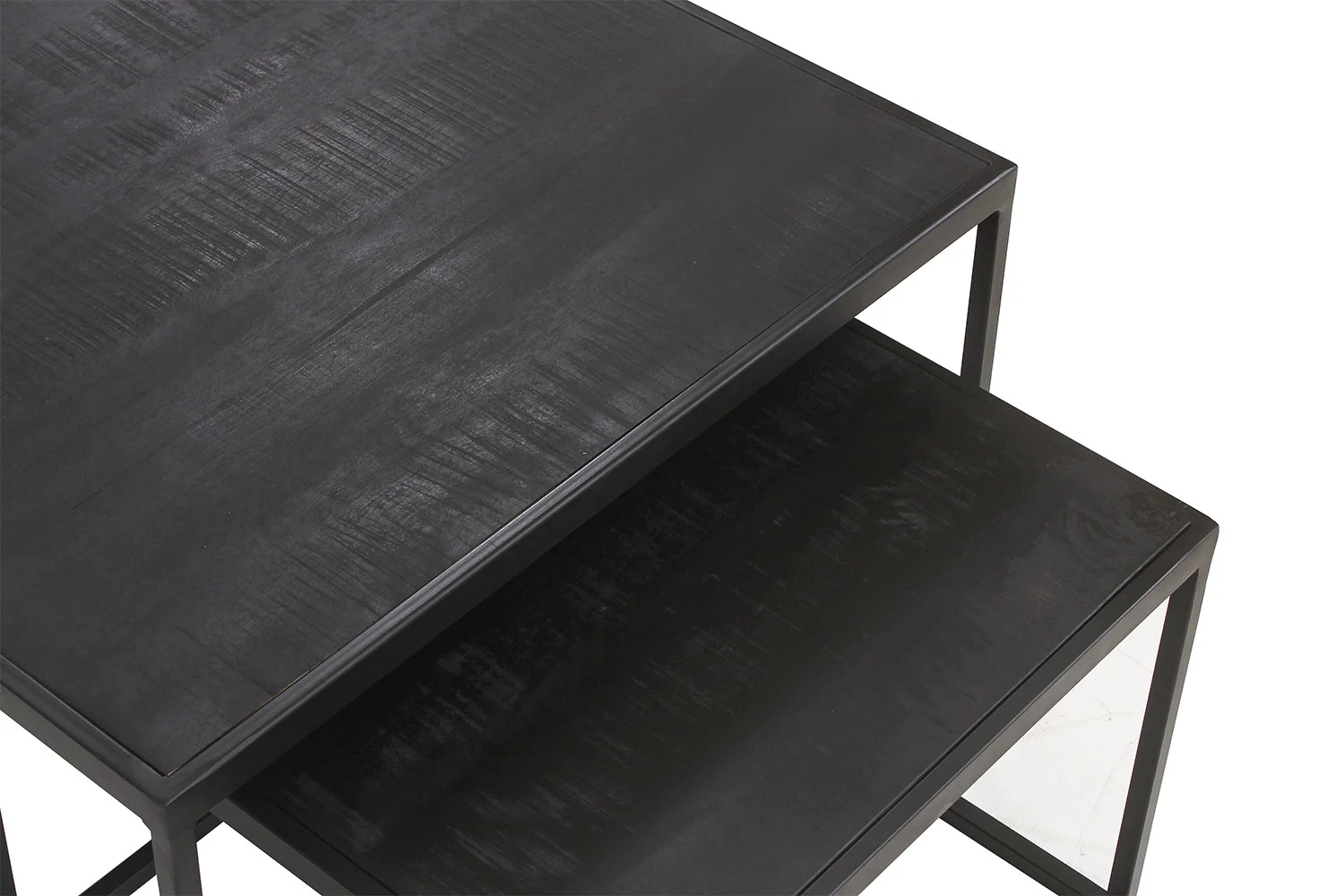 De Salontafel Zwart Mangohout Compact bestaat uit twee zwarte rechthoekige nesttafels met een minimalistisch metalen frame en een licht gestructureerd tafelblad, op elkaar gestapeld op een witte achtergrond.