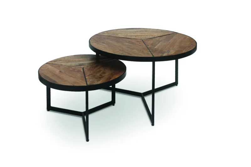 De Salontafel Mangohout Compact bestaat uit twee ronde geneste salontafels met geometrische mangohouten bladen en zwarte metalen poten, waarbij de grotere tafel de kleinere iets overlapt, tegen een witte achtergrond.
