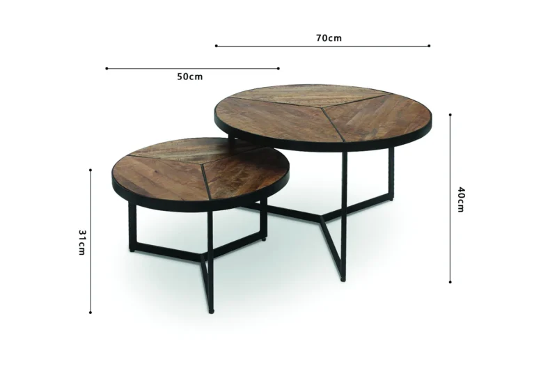 De Salontafel Mangohout Compact bestaat uit twee ronde nesttafels met een houten blad en een zwart metalen onderstel. De grootste is 70x40 cm, de kleinere 50x31 cm. Zwarte pijlen geven de afmetingen aan.