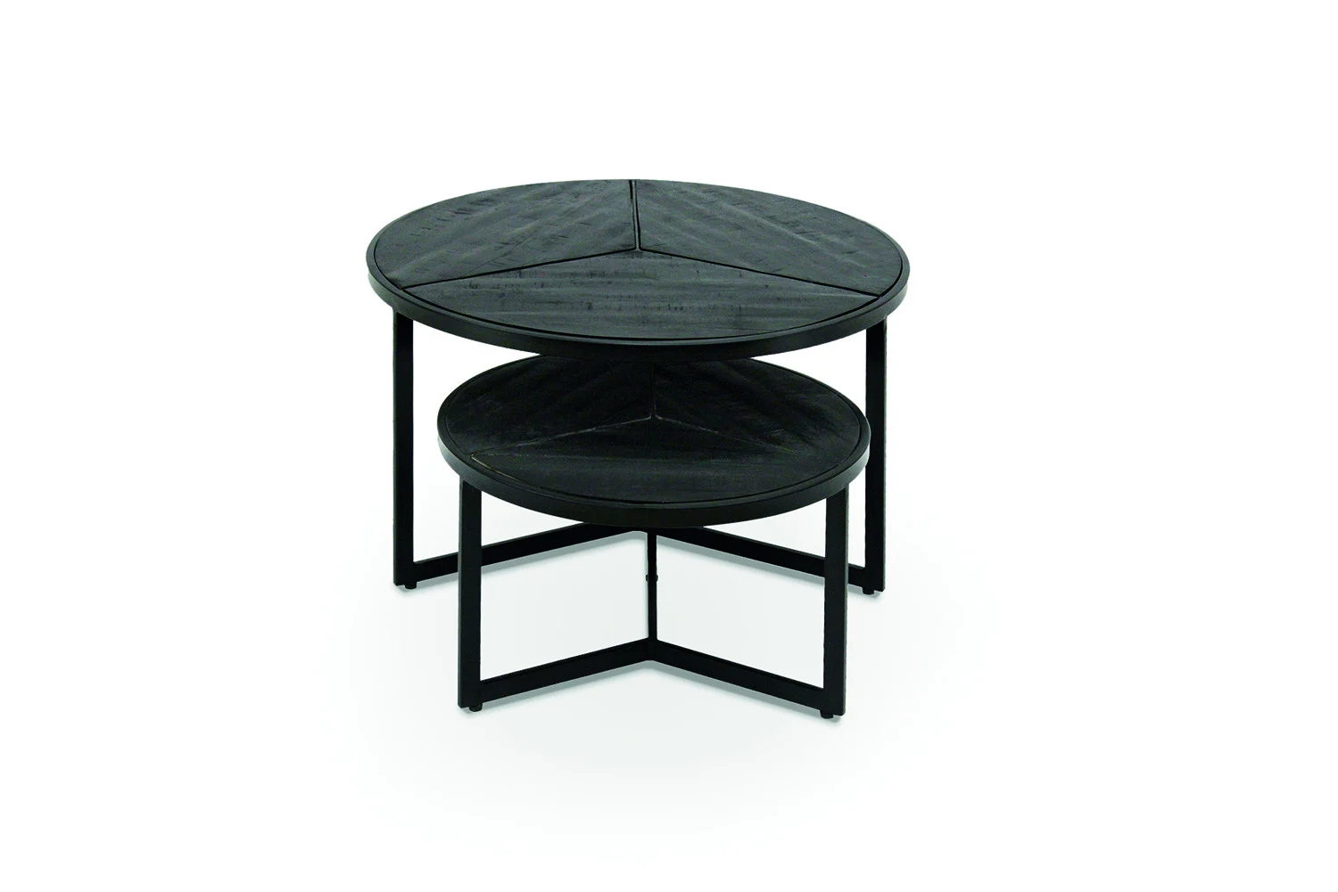 Twee ronde, zwarte Salontafel Zwart Mangohout Design nesting salontafels met een tijdloos ontwerp zijn op elkaar gestapeld op een witte achtergrond.