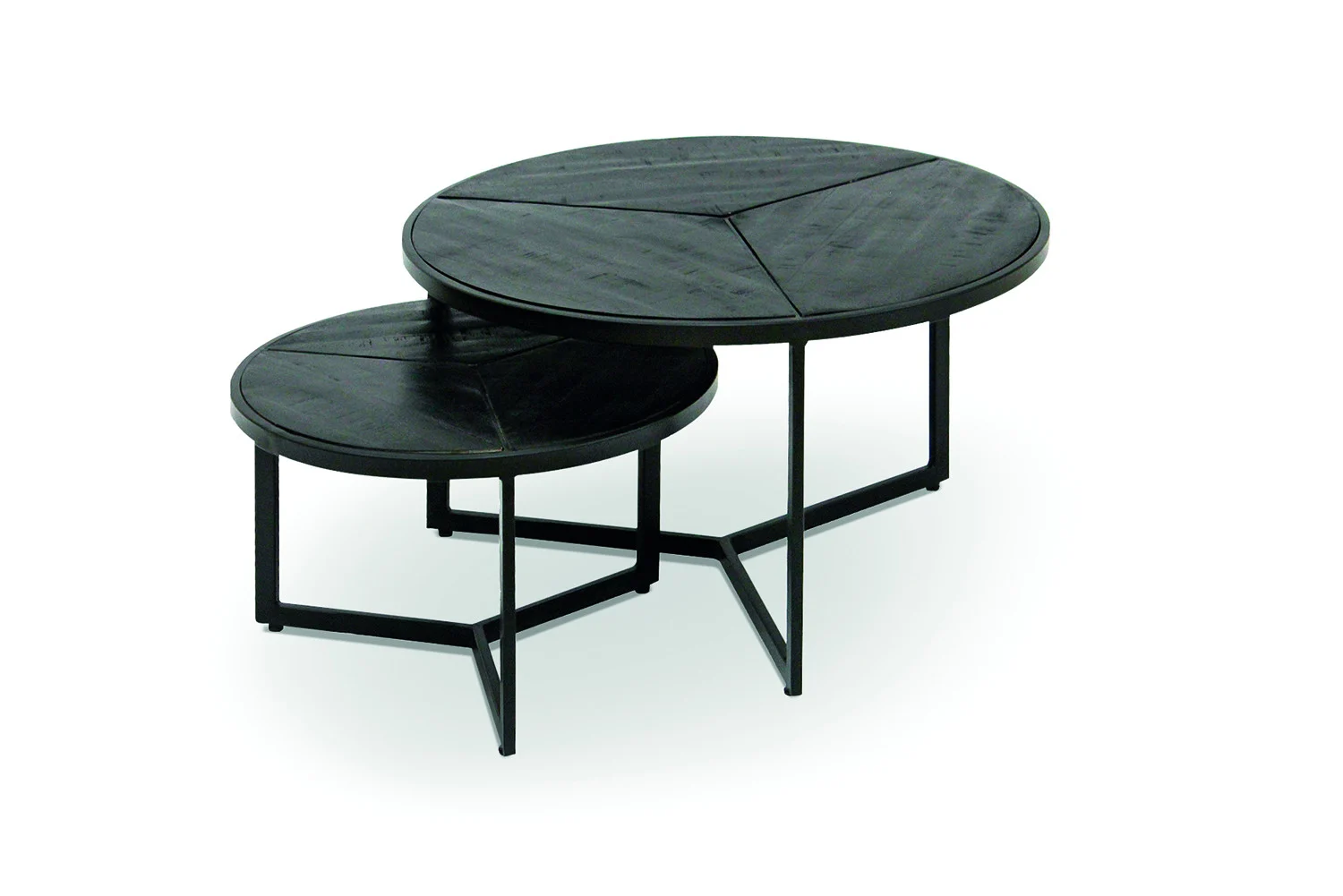 De Salontafel Zwart Mangohout Design bestaat uit twee ronde, zwarte salontafels met metalen poten en geometrische gedeelde tafelbladen. De kleinere tafel schuift onder de grotere en toont een tijdloos ontwerp op een witte achtergrond.