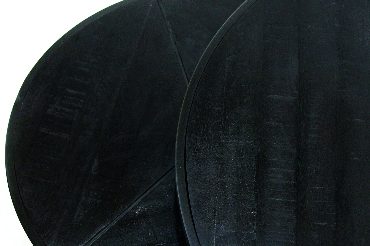 Twee ronde, zwarte tafelbladen van Salontafel Zwart Mangohout Design overlappen elkaar op een witte achtergrond. Hun tijdloze mangohouten oppervlakken onthullen een natuurlijke nerfstructuur en zachte reflecties.