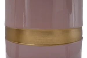 Een close-up van de Bijzettafel Roze Rond Ijzer Compact, een glanzende licht mauve ronde bijzettafel met een brede horizontale goud metallic band rond het midden.