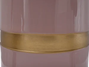 Een close-up van de Bijzettafel Roze Rond Ijzer Compact, een glanzende licht mauve ronde bijzettafel met een brede horizontale goud metallic band rond het midden.
