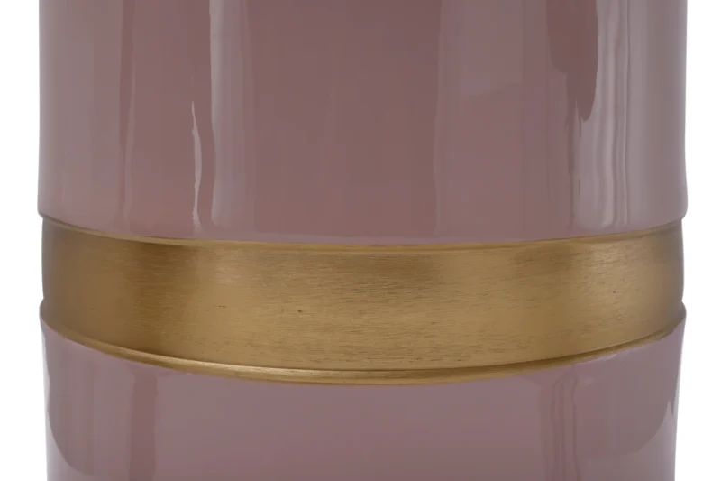 Een close-up van de Bijzettafel Roze Rond Ijzer Compact, een glanzende licht mauve ronde bijzettafel met een brede horizontale goud metallic band rond het midden.