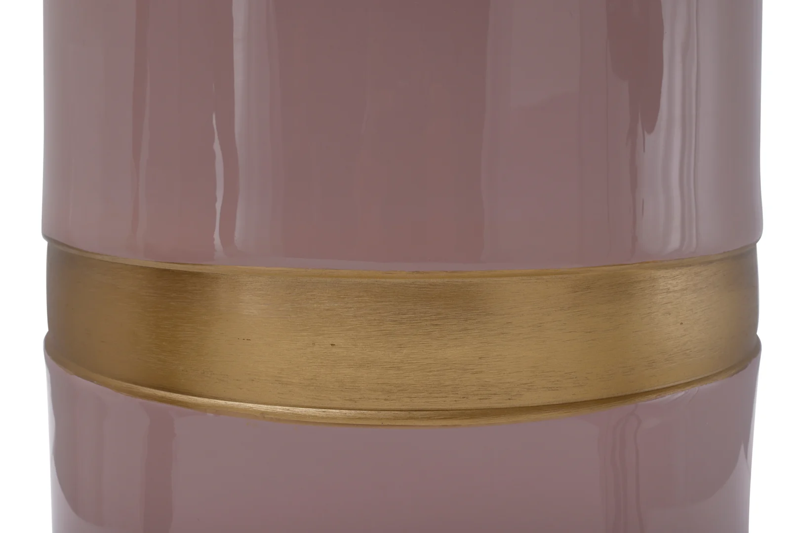Een close-up van de Bijzettafel Roze Rond Ijzer Compact, een glanzende licht mauve ronde bijzettafel met een brede horizontale goud metallic band rond het midden.