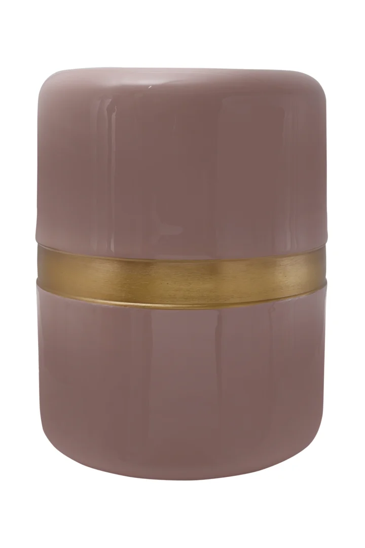 Een compacte, ronde, roze Bijzettafel van ijzer met een strakke afwerking, voorzien van eigentijdse designelementen, tegen een witte achtergrond.