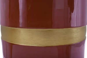 Een close-up van de Bijzettafel Rond Ijzer Chique laat het glanzende kastanjebruine oppervlak zien met een horizontale gouden band over het midden.