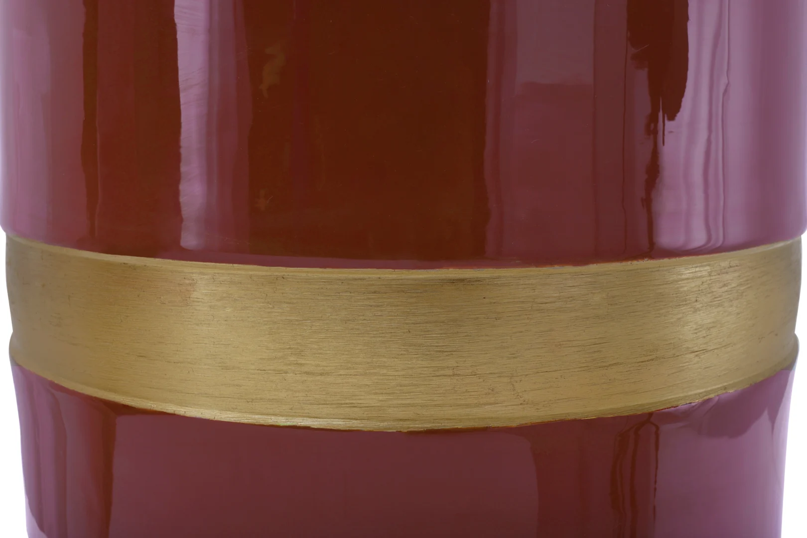 Een close-up van de Bijzettafel Rond Ijzer Chique laat het glanzende kastanjebruine oppervlak zien met een horizontale gouden band over het midden.