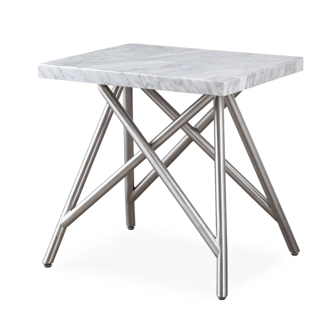De Koraal bijzettafel in marmer heeft een rechthoekig marmeren blad en een hoekig geometrisch onderstel van kruisende metalen staven.