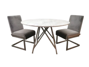 A Ronde eettafel van koraal in marmer en geborsteld roestvrij staal is omgeven door twee grijze, gestoffeerde stoelen met metalen poten aan weerszijden.