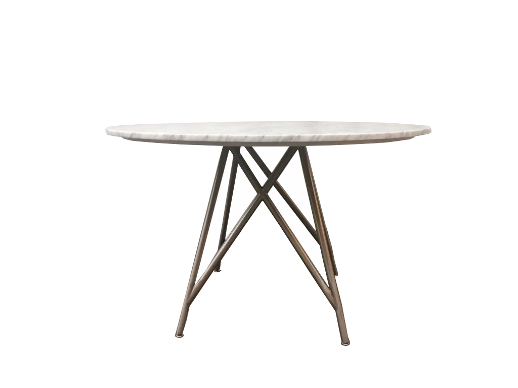 Een ronde eettafel van koraal met een marmeren blad en geborsteld roestvrijstalen poten in een geometrisch ontwerp.