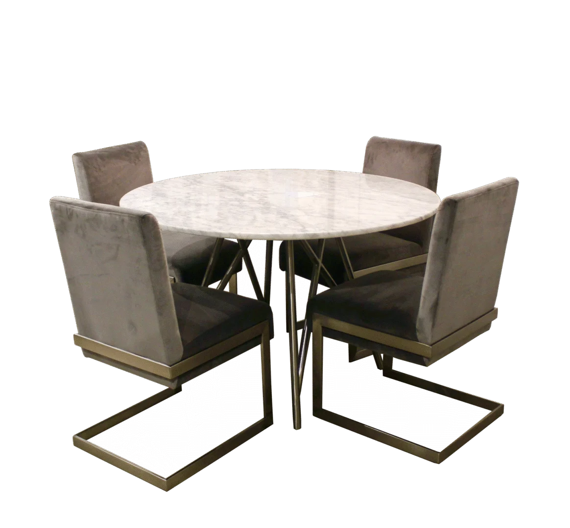 Een ronde eettafel van wit marmer, Ronde eettafel van koraal in marmer en geborsteld roestvrij staal, omringd door vier grijze stoelen met kussens en een metalen sledeonderstel.