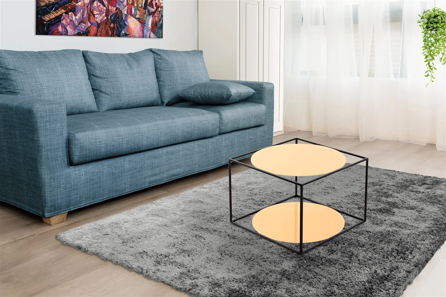 Een moderne woonkamer met een blauwe bank, grijs vloerkleed en een minimalistische Bijzettafel Oranje, Zwart Rond Ijzer met twee ronde oranje vlakken en een zwart metalen frame. Kunst siert de muur terwijl het zonlicht door de witte gordijnen schijnt.