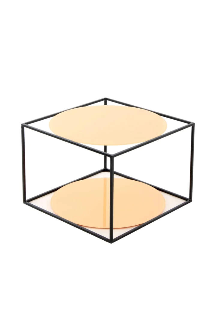 De Bijzettafel Oranje, Zwart Rond Ijzer is een moderne bijzettafel met een zwart metalen kubusvormig frame en twee ronde, reflecterende, goudkleurige planken aan de boven- en onderkant.