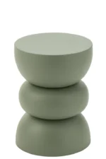 De Bijzettafel Lise IJzer Groen is een moderne saliegroene bijzettafel met een gladde matte afwerking, een rond plat blad en twee kussenachtige vormen verticaal gestapeld als basis.