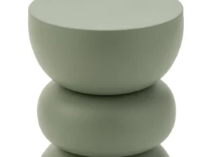De Bijzettafel Lise IJzer Groen is een moderne saliegroene bijzettafel met een gladde matte afwerking, een rond plat blad en twee kussenachtige vormen verticaal gestapeld als basis.