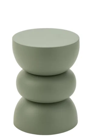 De Bijzettafel Lise IJzer Groen is een moderne saliegroene bijzettafel met een gladde matte afwerking, een rond plat blad en twee kussenachtige vormen verticaal gestapeld als basis.