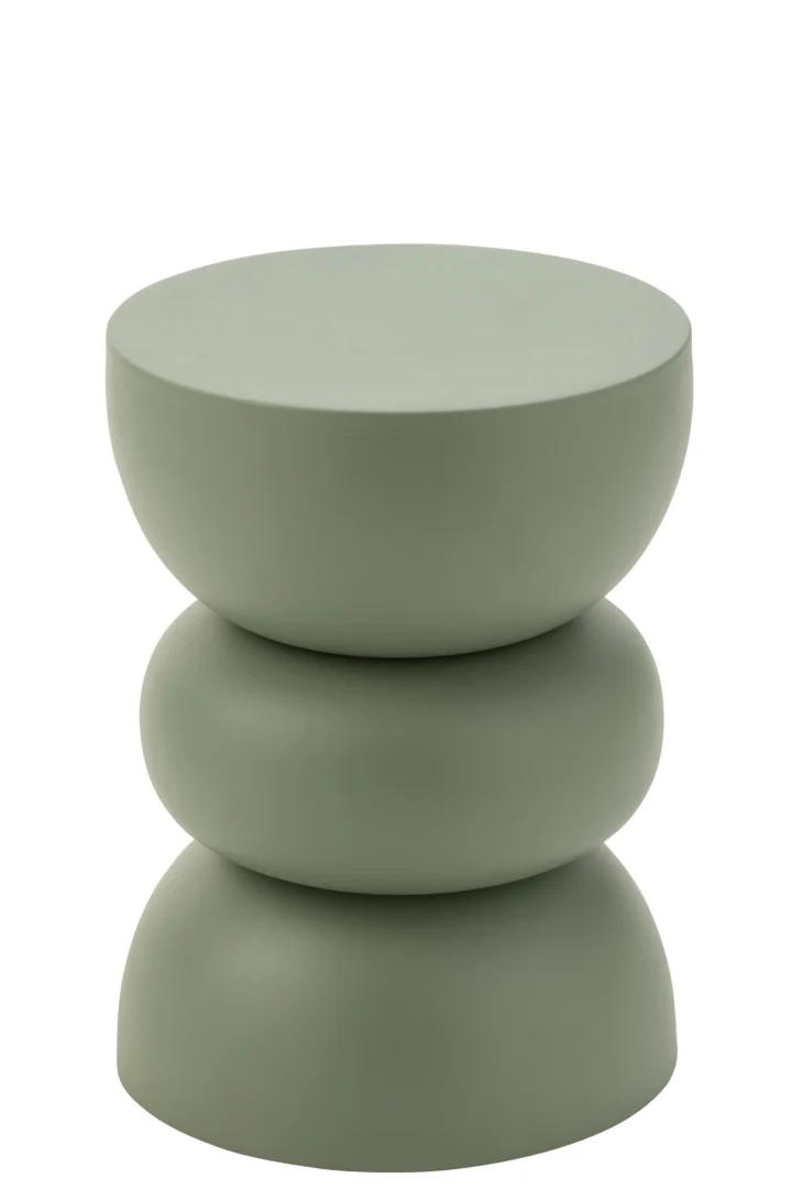 De Bijzettafel Lise IJzer Groen is een moderne saliegroene bijzettafel met een gladde matte afwerking, een rond plat blad en twee kussenachtige vormen verticaal gestapeld als basis.