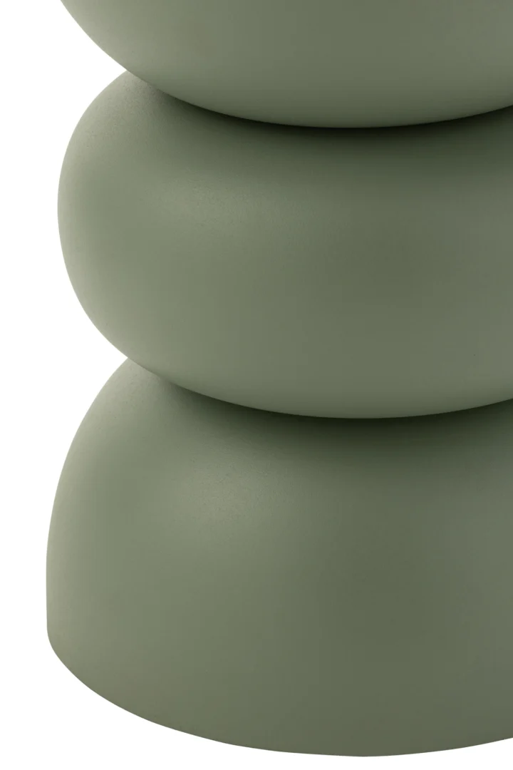 Close-up van drie gladde, matte, olijfgroene vormen verticaal gestapeld, lijkend op de Bijzettafel Lise IJzer Groen als abstract, minimalistisch beeld tegen een witte achtergrond.