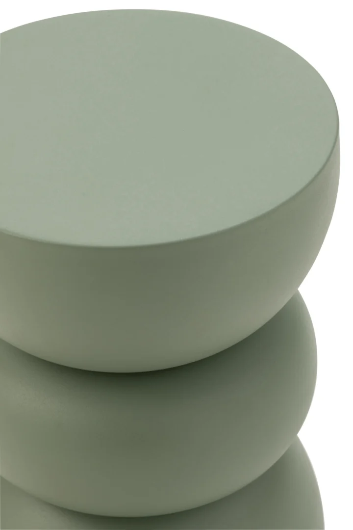 Een close-up van de Bijzettafel Lise IJzer Groen, een minimalistische, licht saliegroene, drie verdiepingen tellende ronde bijzettafel met gladde, matte oppervlakken, die lijken op gestapelde cilinders, tegen een effen witte achtergrond.