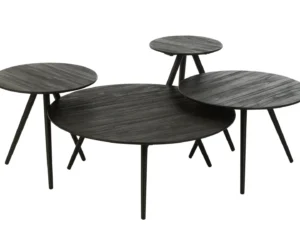 Set van 4 ronde tafels van gerecycled teakhout in het zwart, elk met drie slanke poten en een houtnerfblad, staan in verschillende maten en hoogtes bij elkaar opgesteld tegen een effen witte achtergrond.