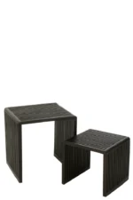 Set van 2 salontafels Kubus Recycle Teak Zwart: twee moderne, rechthoekige bijzettafels met zwart, gerecycled teakhout en een open, minimalistisch ontwerp. De ene tafel is hoger en staat achter de lagere tafel.