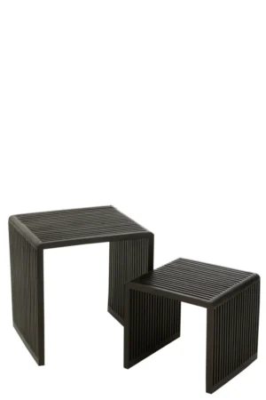 Set van 2 salontafels Kubus Recycle Teak Zwart: twee moderne, rechthoekige bijzettafels met zwart, gerecycled teakhout en een open, minimalistisch ontwerp. De ene tafel is hoger en staat achter de lagere tafel.