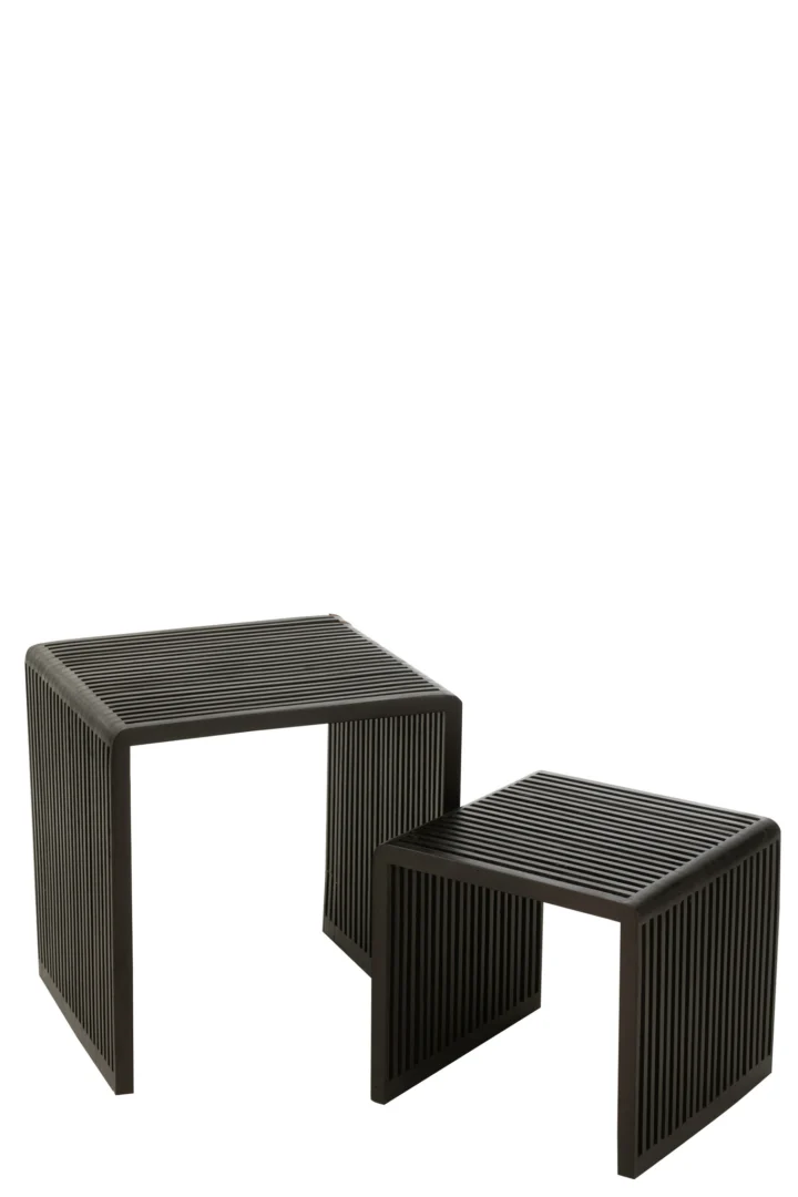 Set van 2 salontafels Kubus Recycle Teak Zwart: twee moderne, rechthoekige bijzettafels met zwart, gerecycled teakhout en een open, minimalistisch ontwerp. De ene tafel is hoger en staat achter de lagere tafel.
