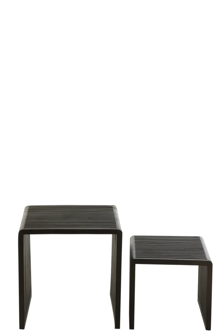 De Set van 2 salontafels Kubus Recycle Teak Zwart, moderne rechthoekige zwarte bijzettafels met lattenblad, staan naast elkaar tegen een witte achtergrond; één tafel is groter en hoger dan de andere.