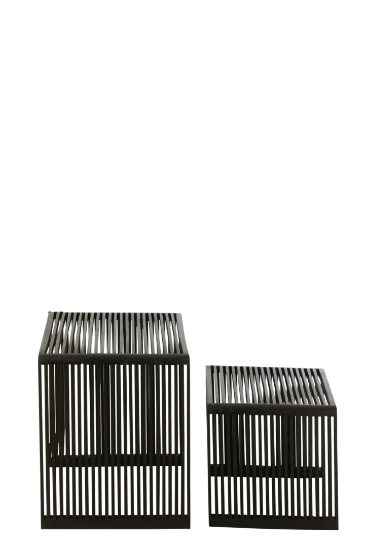 De Set van 2 salontafels Kubus Recycle Teak Zwart bestaat uit twee moderne zwarte tafels met een lattenontwerp - de ene groter en hoger, de andere kleiner en korter - naast elkaar tegen een witte achtergrond.